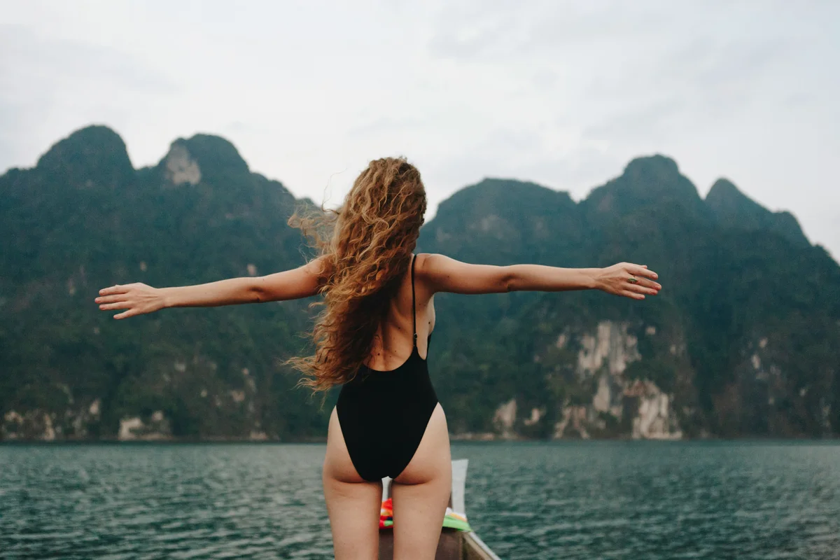 Frau im Badeanzug am See