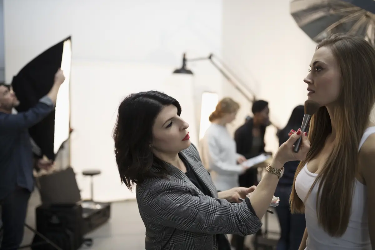 Make-up Artist bei der Arbeit