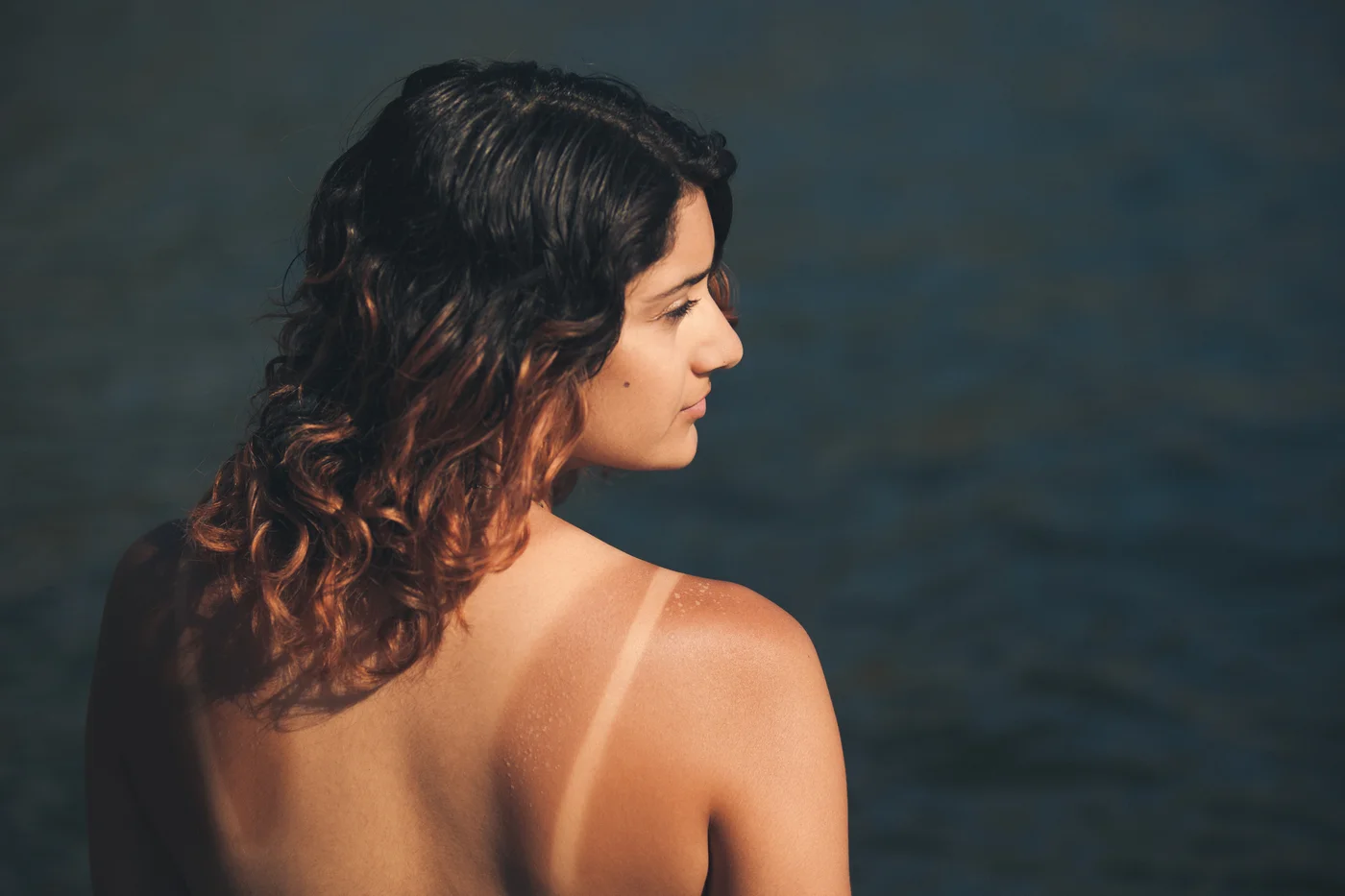 Frau mit Tanlines am Strand