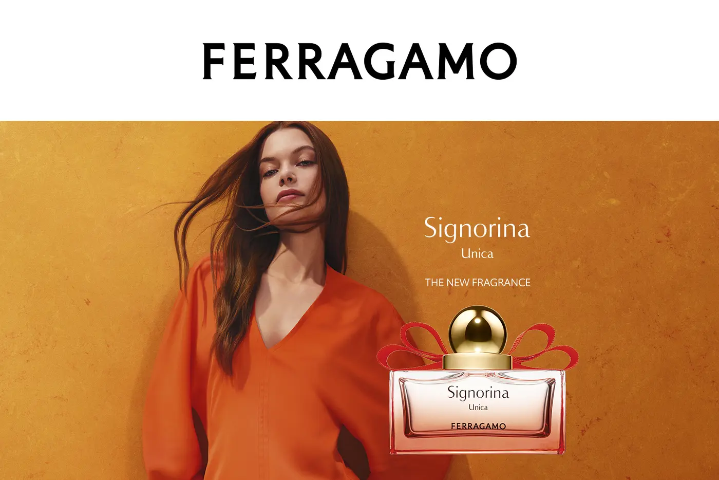 Flakon von Signorina Unica von Ferragamo, daneben ein Model in einem orangefarbenen Kleid, Hintergrund orangefarbener Farbverlauf