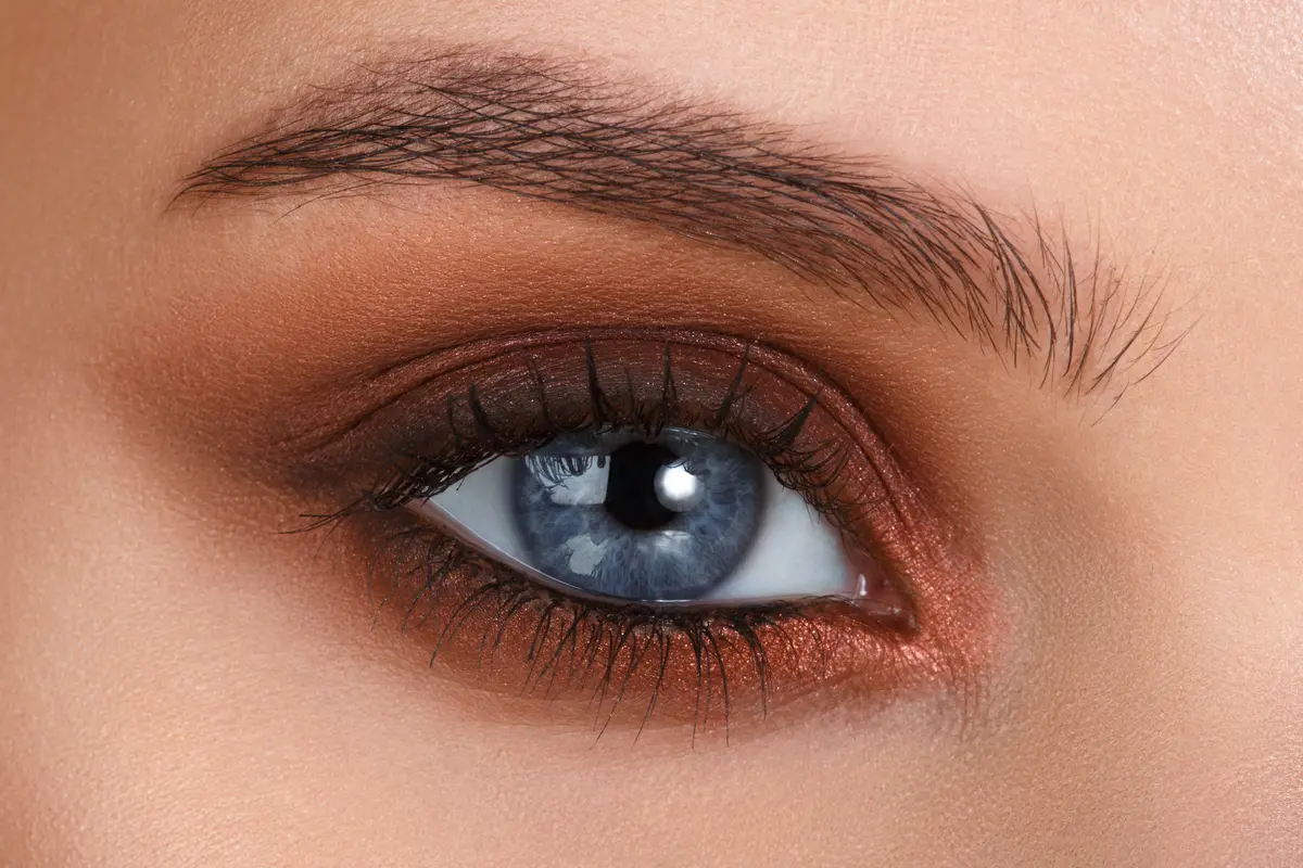 Auge mit kupferfarbenem Lidschatten