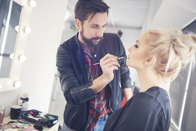 Make-up Artist schminkt Model