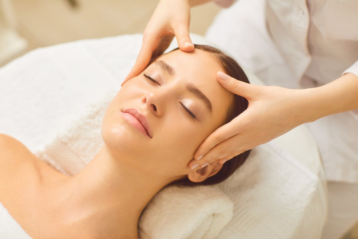 Frau bekommt Gesichtsmassage