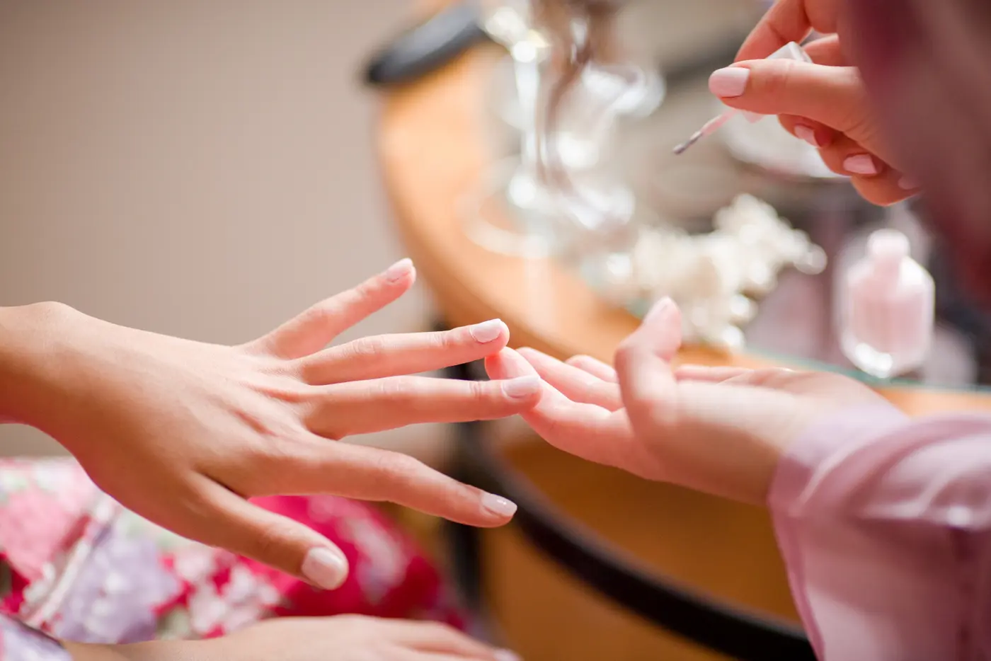 Nagellack auftragen bei der Kosmetikerin