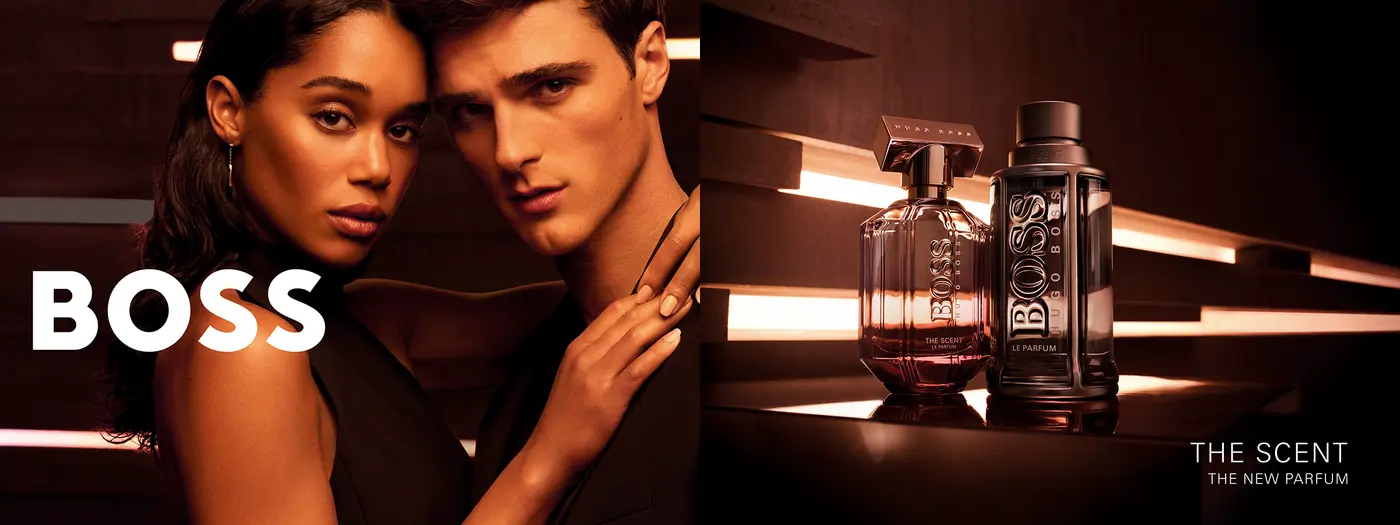 Frau und Mann präsentieren die zwei Duftneuheiten BOSS THE SCENT LE PARFUM für sie & für ihn