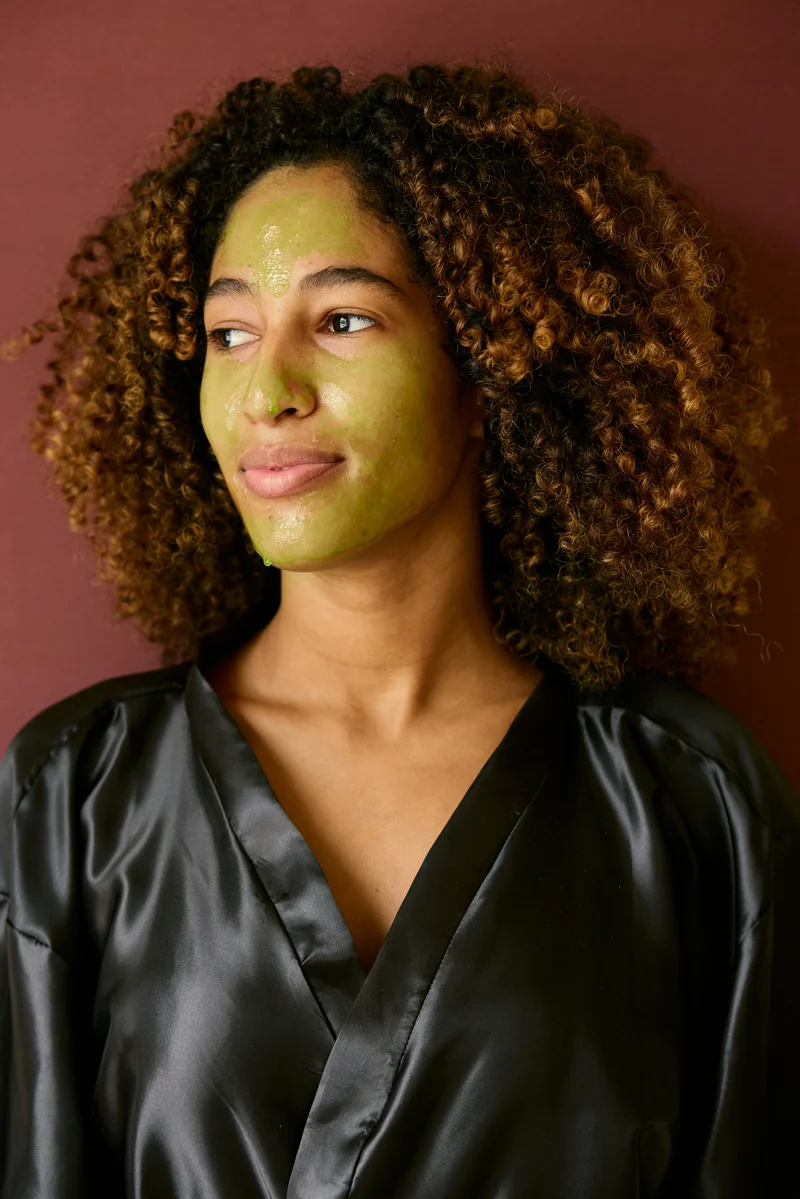 Frau mit grüner Gesichtsmaske