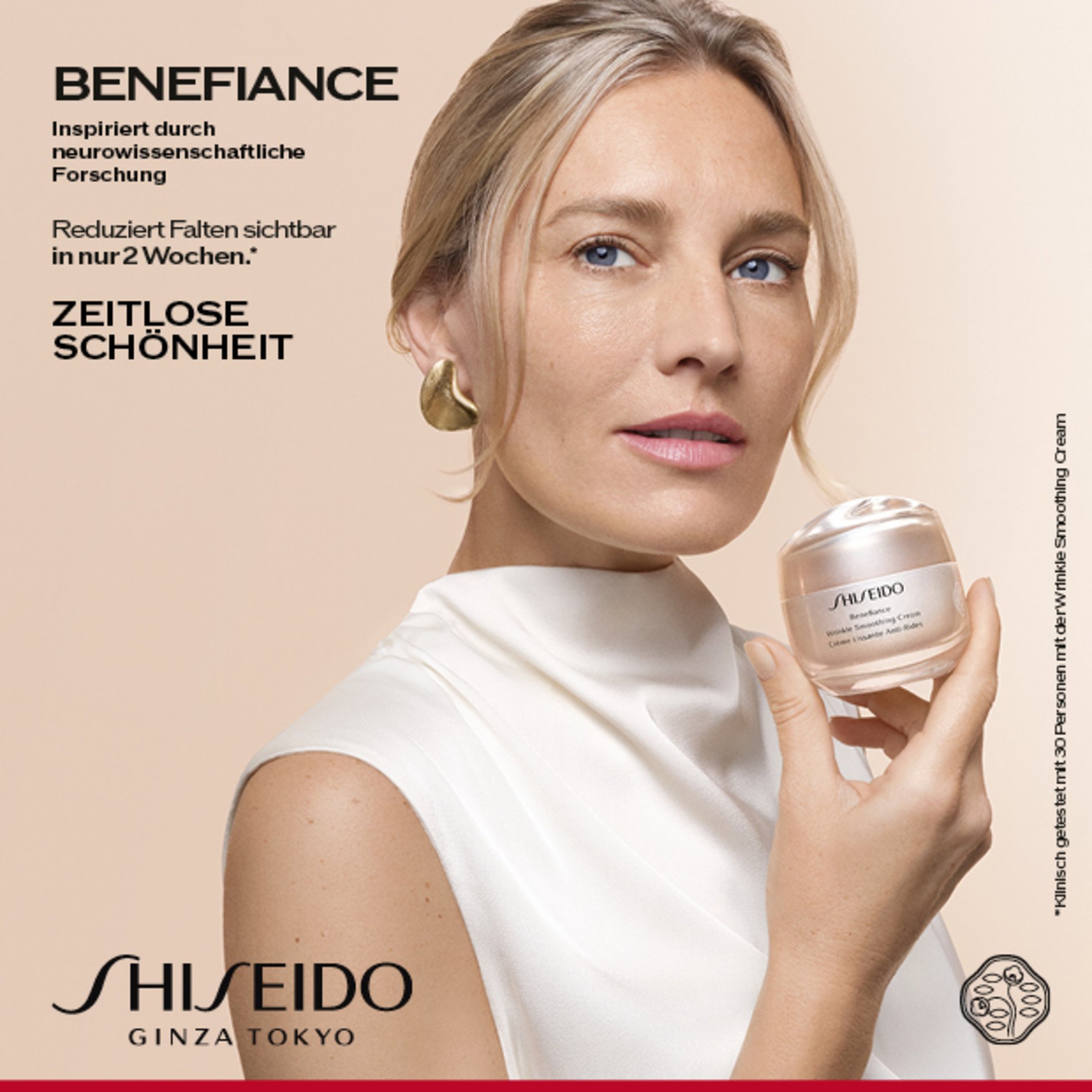 Frau hält Shiseido Benefiance Gesichtspflegecreme in der Hand, Anti-Aging Creme für sichtbar reduzierte Falten und zeitlose Schönheit