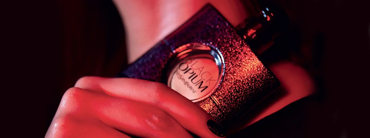 Eine Frau hält den Flakon von Yves Saint Laurent Black Opium in ihrer Hand