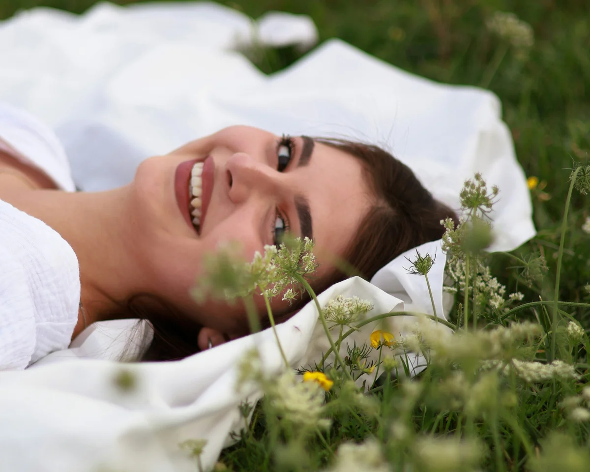 Lächelnde Frau in der Natur