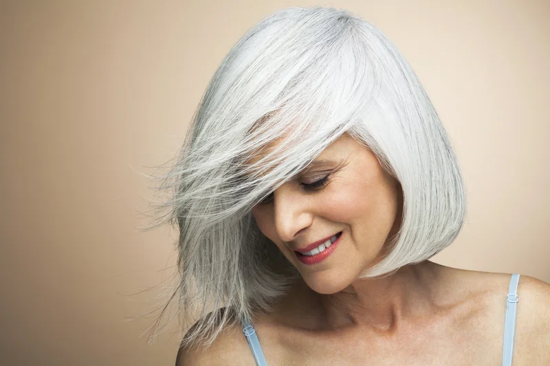 Frau mit jungem, frechem Haarschnitt