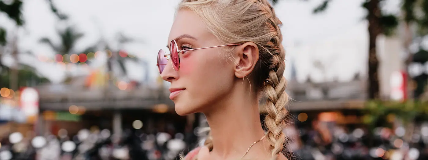 Frau mit Sonnenbrille