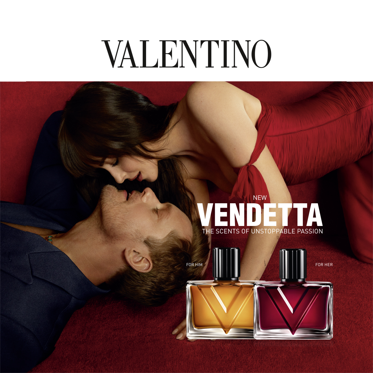 Valentino Vendetta Parfüm-Kampagne 'The Scents of Unstoppable Passion' – Mann und Frau in inniger Umarmung auf rotem Samtsofa, daneben zwei Flakons For Him und For Her