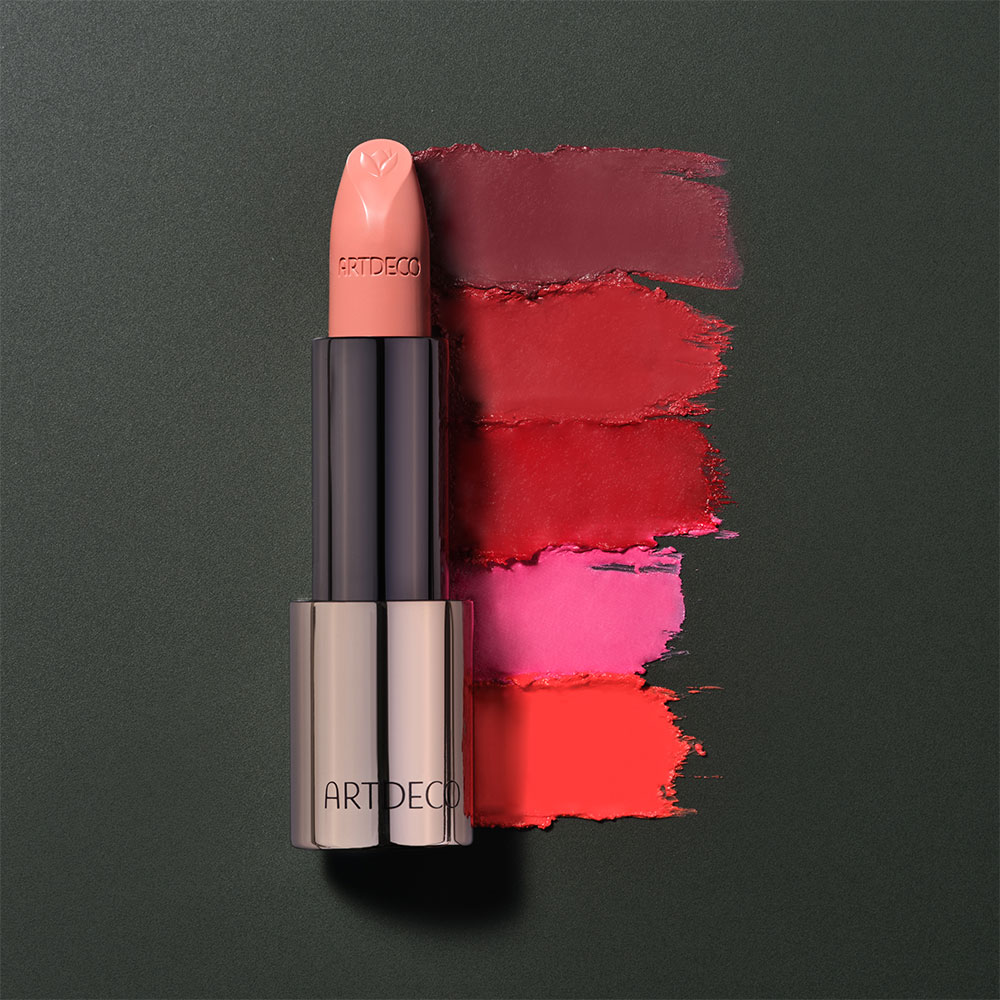 Verschiedene Lippenstiftfarben der Green Couture Kollektion übereinander gelegt