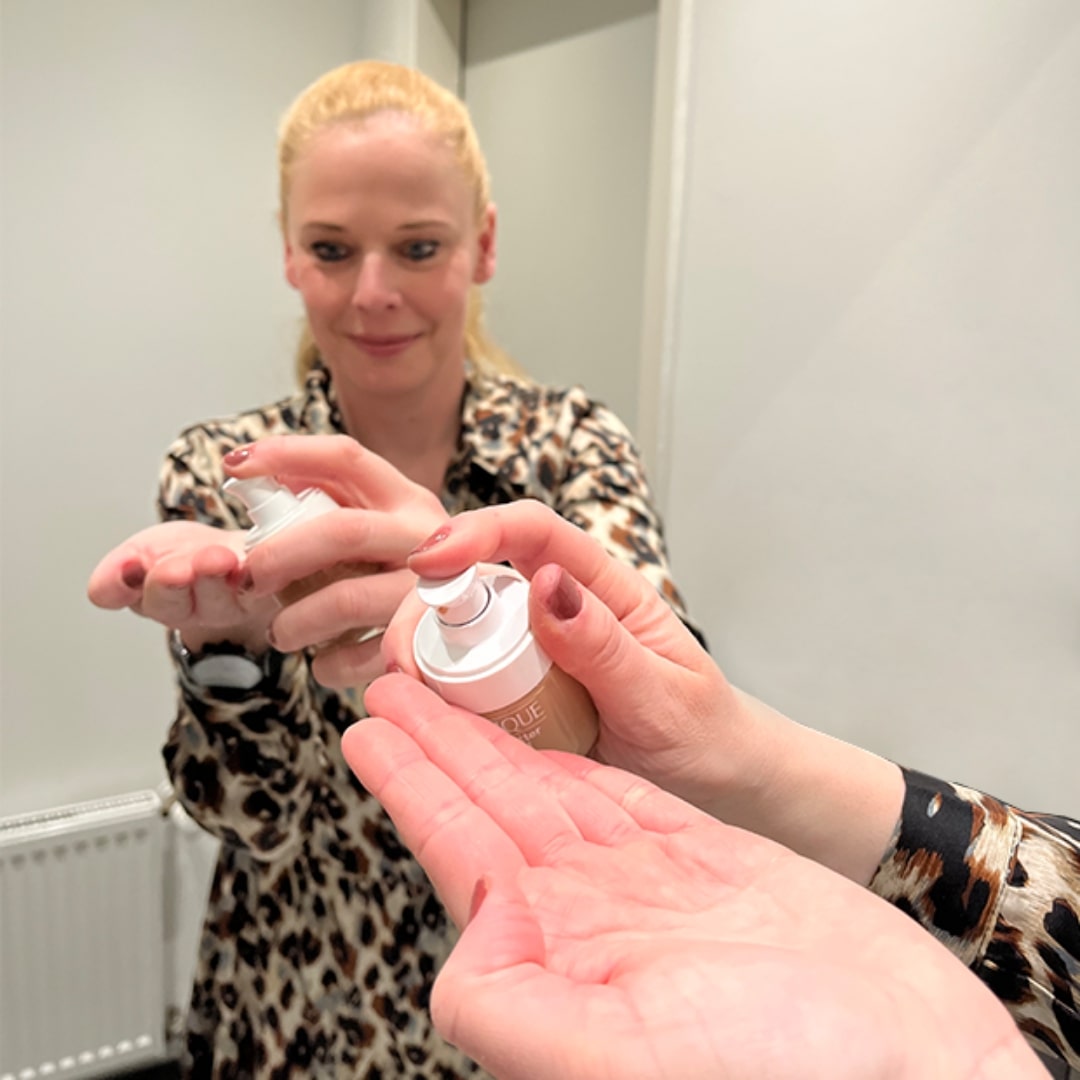 YBPN Redakteurin testet eine Foundation von Clinique, Sicht in den Spiegel