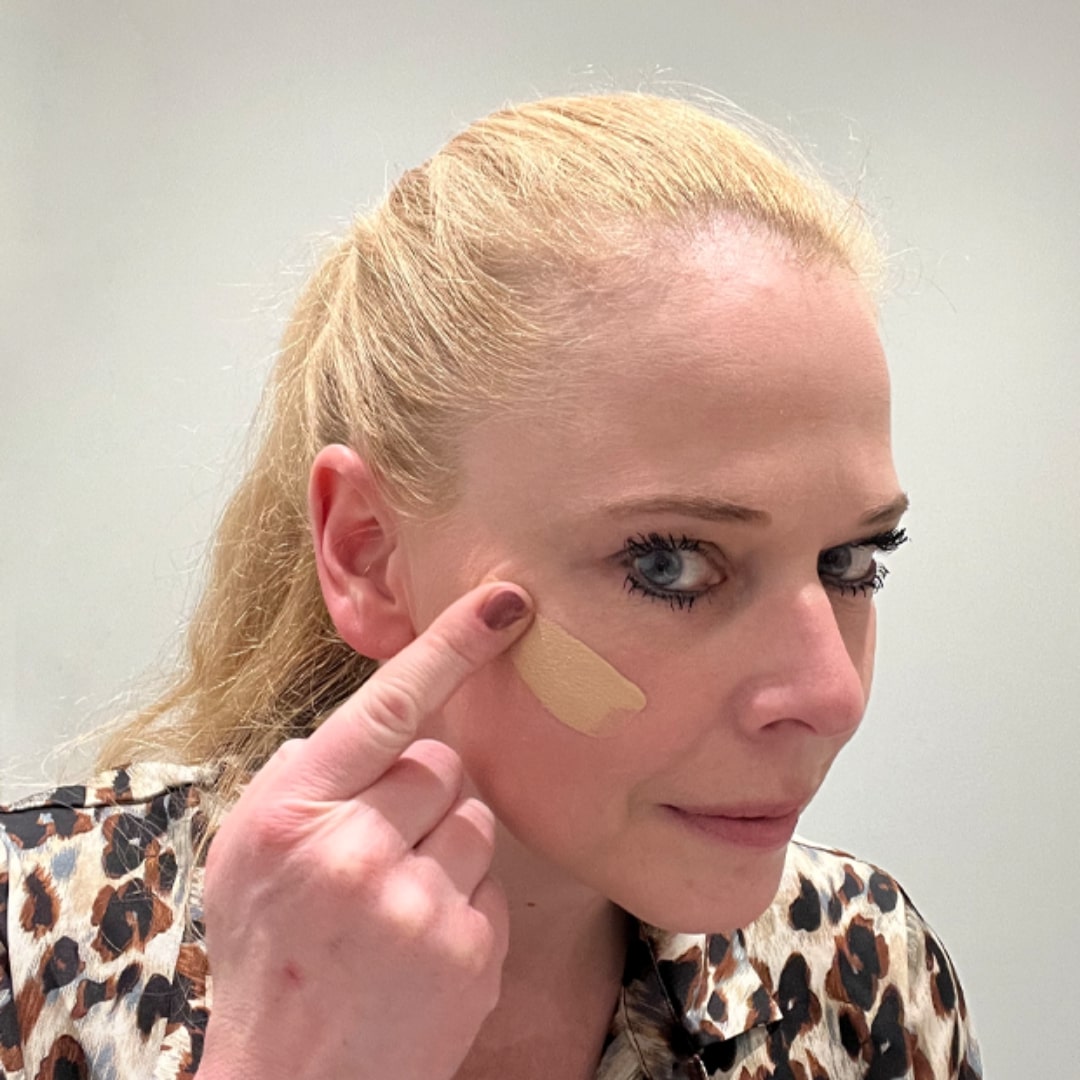 YBPN Redakteurin testet eine Foundation von Clinique, Nahaufnahme Textur