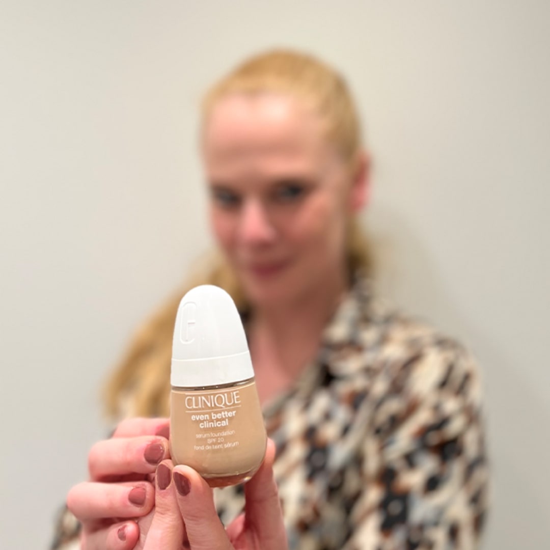 YBPN Redakteurin hält eine Foundation von Clinique in die Kamera