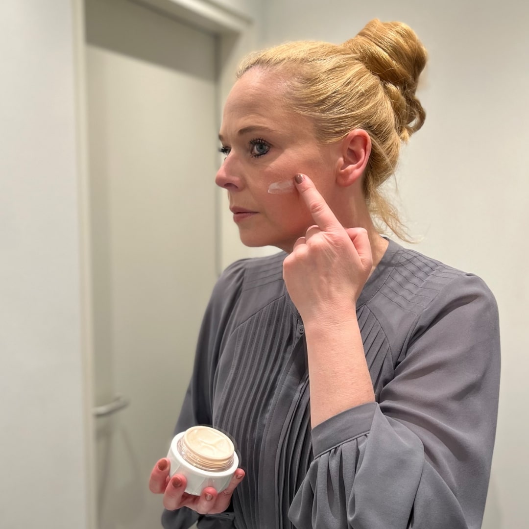 Redakteurin Svenja testet die Creme von Sophie's Garden