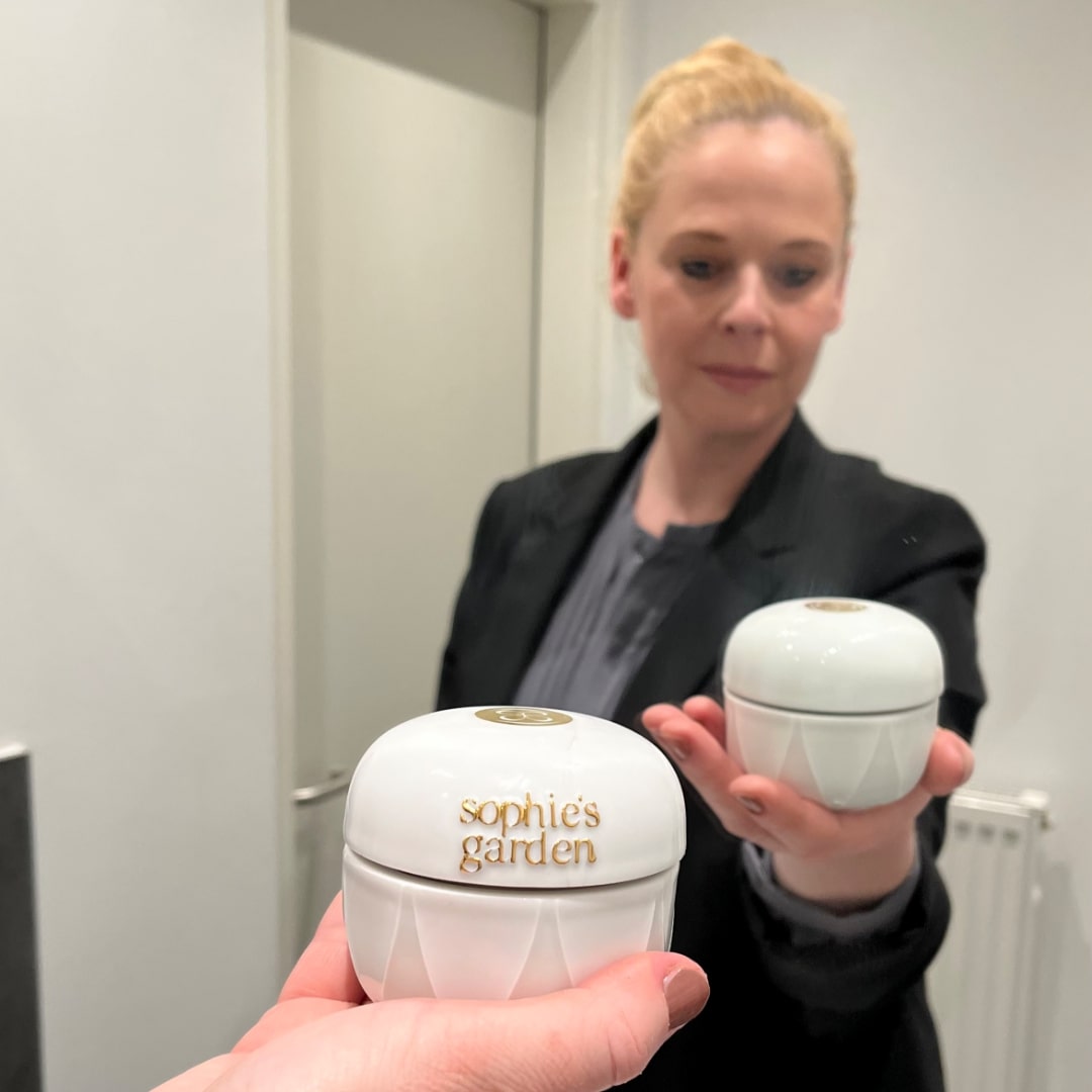 Redakteurin Svenja hält den Sophies's Garden Tiegel in der Hand