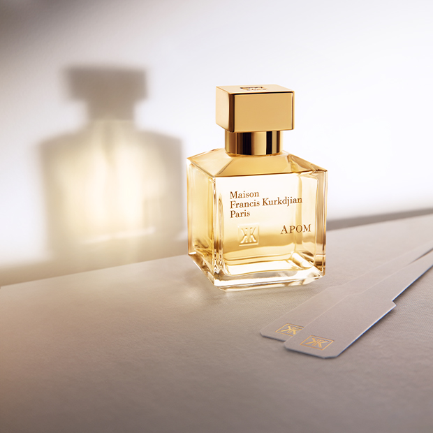 Fokus auf den Flakon von APOM, A Part of Me (Maison Francis Kurkdjian), Schatten des Flakons im Hintergrund