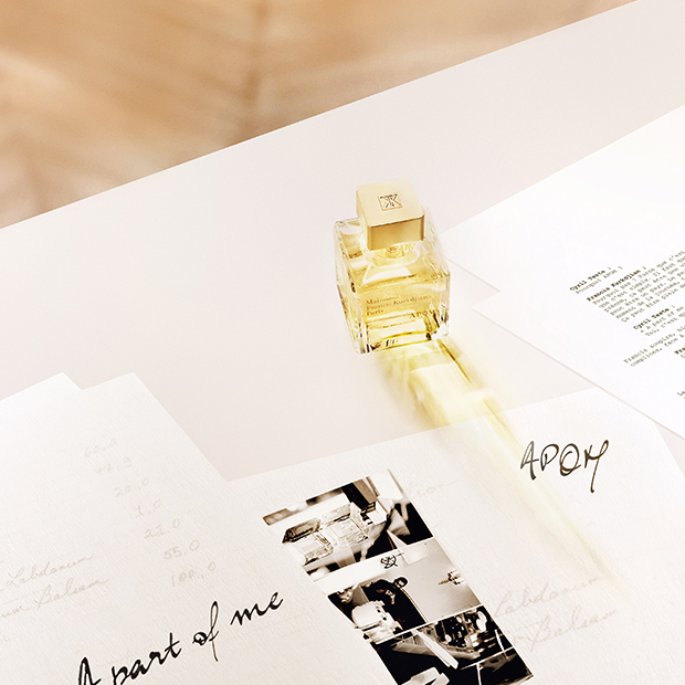 Flakon von APOM (Maison Francis Kurkdjian) auf Skizzenblättern