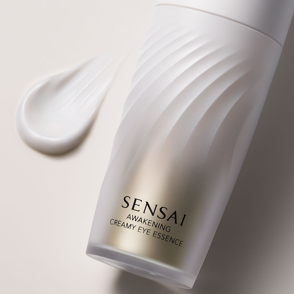 AWAKENING CREAMY EYE ESSENCE von SENSAI Produktbild und Textur von AWAKEMING CREAMY EYE ESSENCE von SENSAI