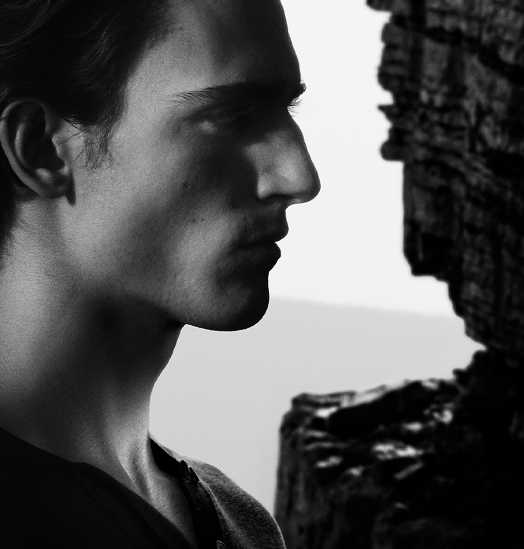 Junger schöner Mann im Halbprofil, schwarz-weiß Aufnahme