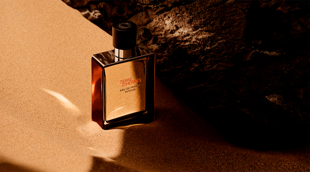 Flakon von Terre d'Hermès Eau de Parfum Intense im Wüstensand