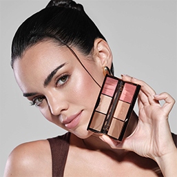 Artdeco Face Palette mit Model, die Rouge-, Bronzer- und Highlighter-Farben präsentiert