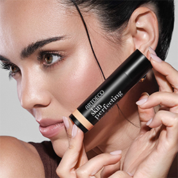 Artdeco Skin Perfecting Face Stick in Anwendung am Gesicht für einen ebenmäßigen Teint