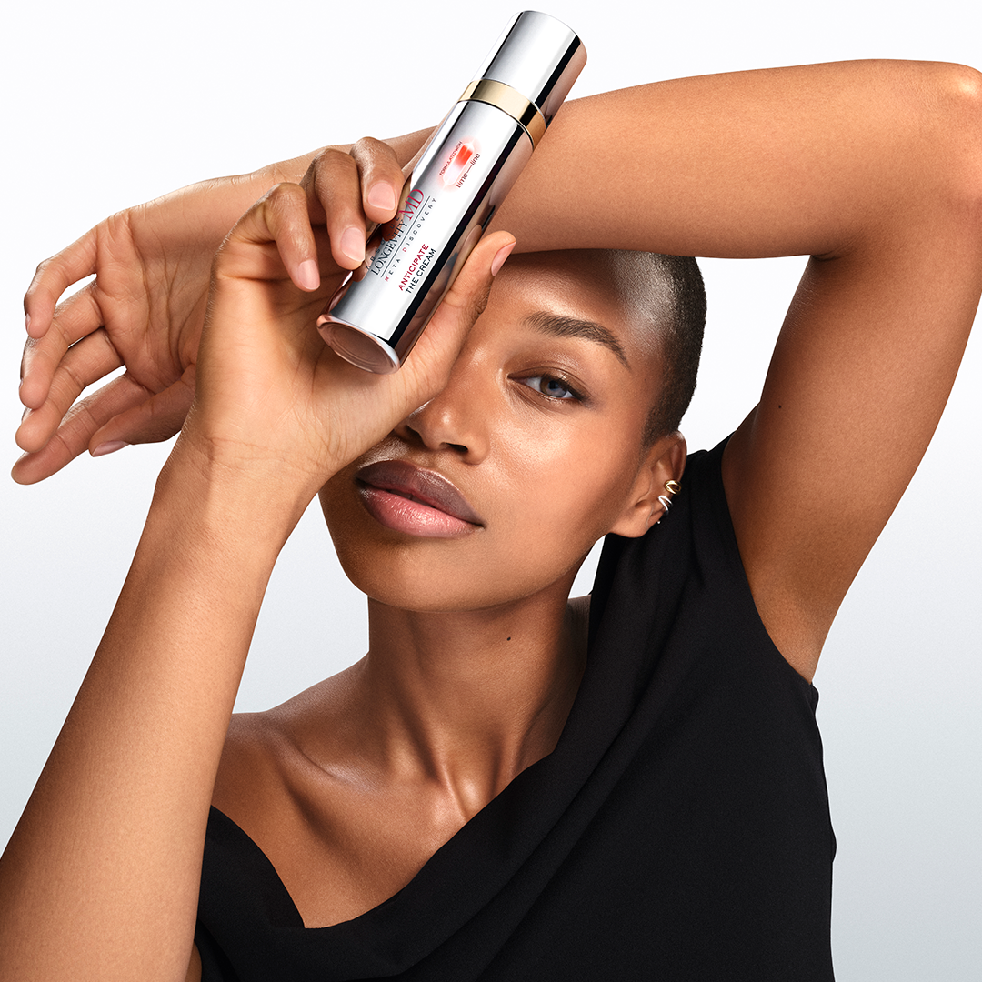 Lancôme Absolue Longevity MD Anticipate The Cream – junge Frau hält 2-in-1-Serum-Creme vor ihr Gesicht, beugt Zeichen biologischer Hautalterung vor, für biologisches Hautalter unter 35, formuliert mit Mitopure by Timeline