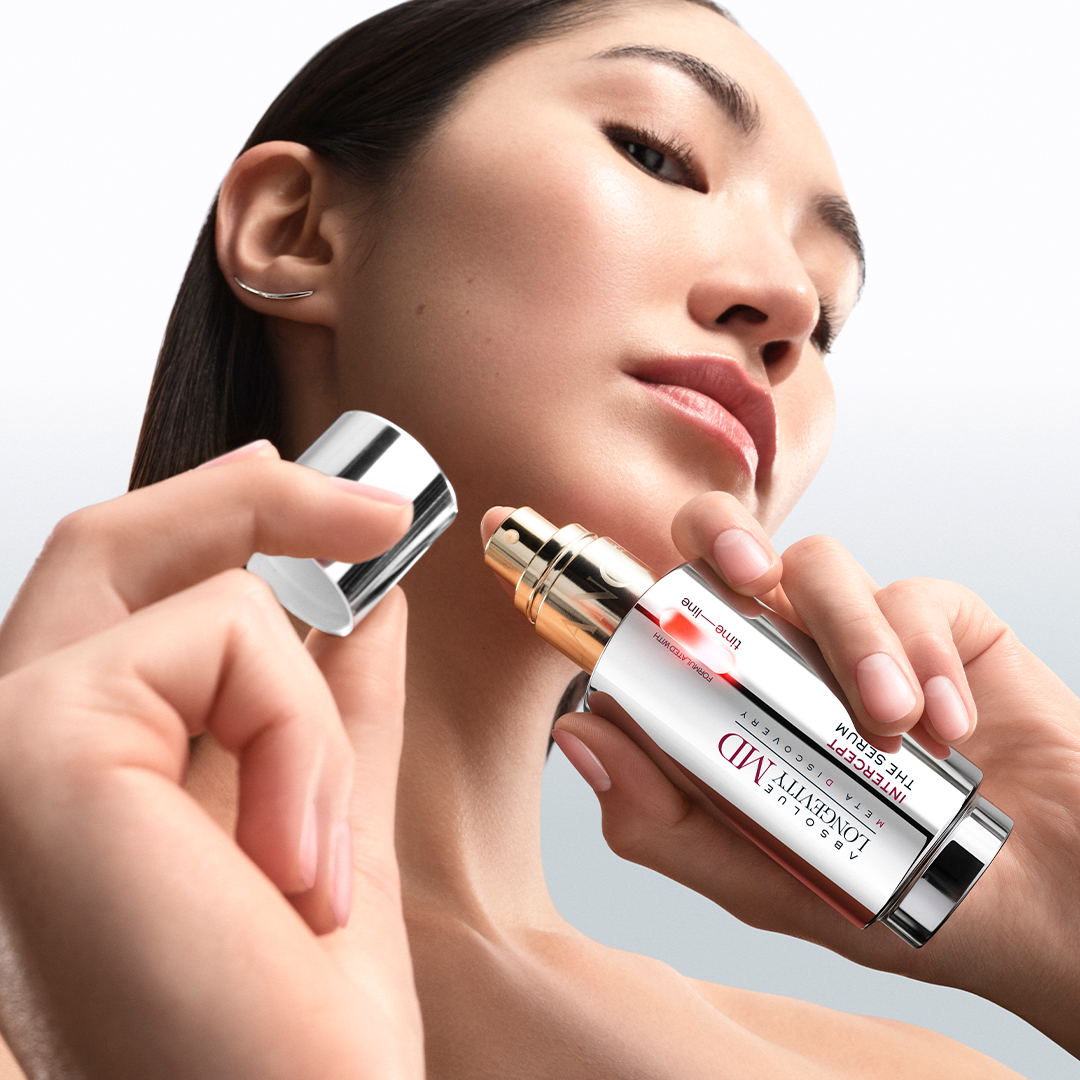 Lancôme Absolue Longevity MD Intercept The Serum – Frau öffnet faltenmilderndes Serum, verlangsamt sichtbare Zeichen der Hautalterung für mittleres biologisches Hautalter 35–55, formuliert mit Mitopure by Timeline