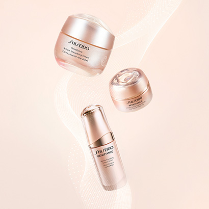 Shiseido Benefiance Pflegeprodukte mit Creme und Serum in schwebender Anordnung, Anti-Aging Gesichtspflege für glattere Haut