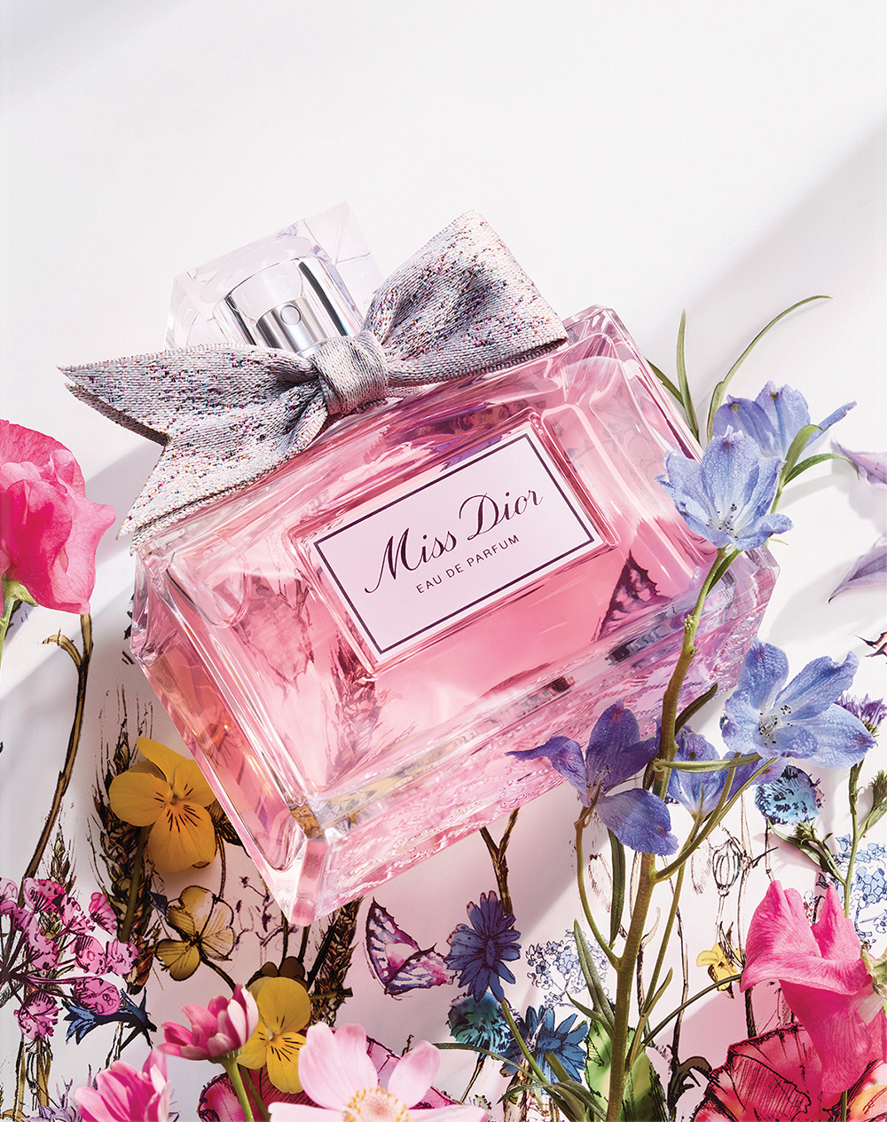 Das neue Miss Dior Eau de Parfum mit handgefertigter Schleife Rosafarbener Miss Dior Eau de Parfum Flakon mit handgefertigter Schleife
