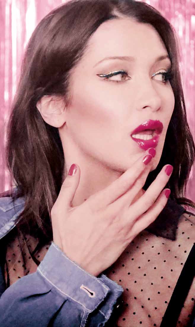 Model Bella Hadid trägt Dior Addict Lacquer Plump auf
