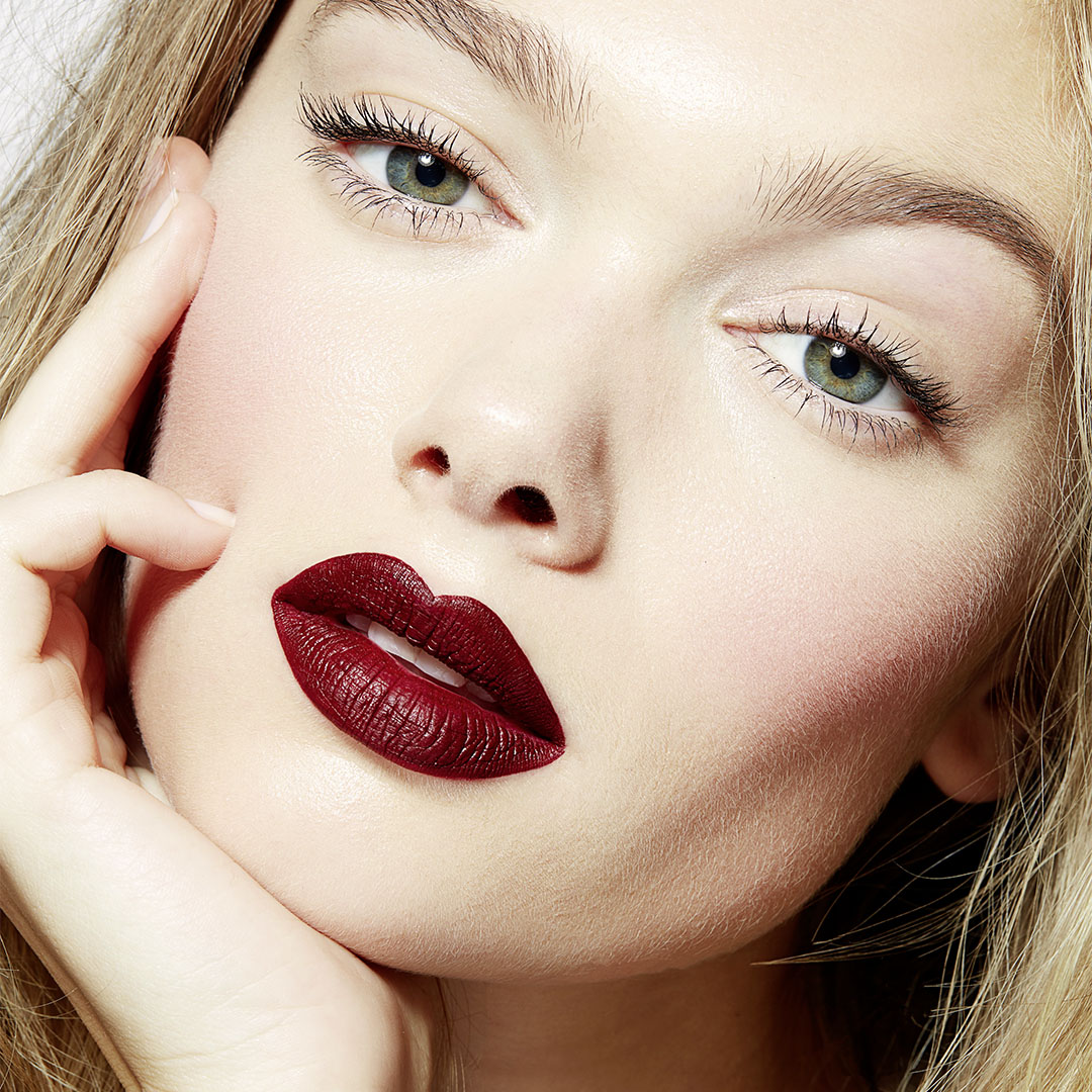 Frau mit dunkelrotem Lippenstift