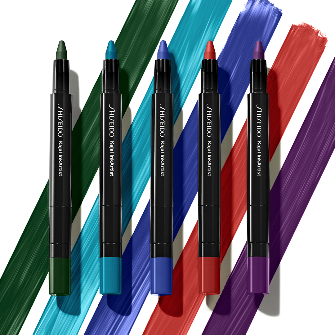 Kajalstifte vor buntem Hintergrund