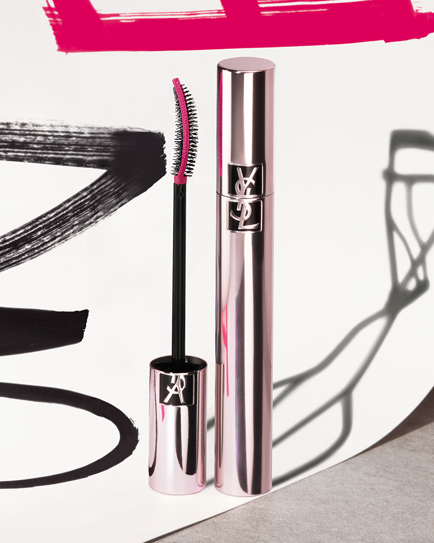 Mascara vor buntem Hintergrund