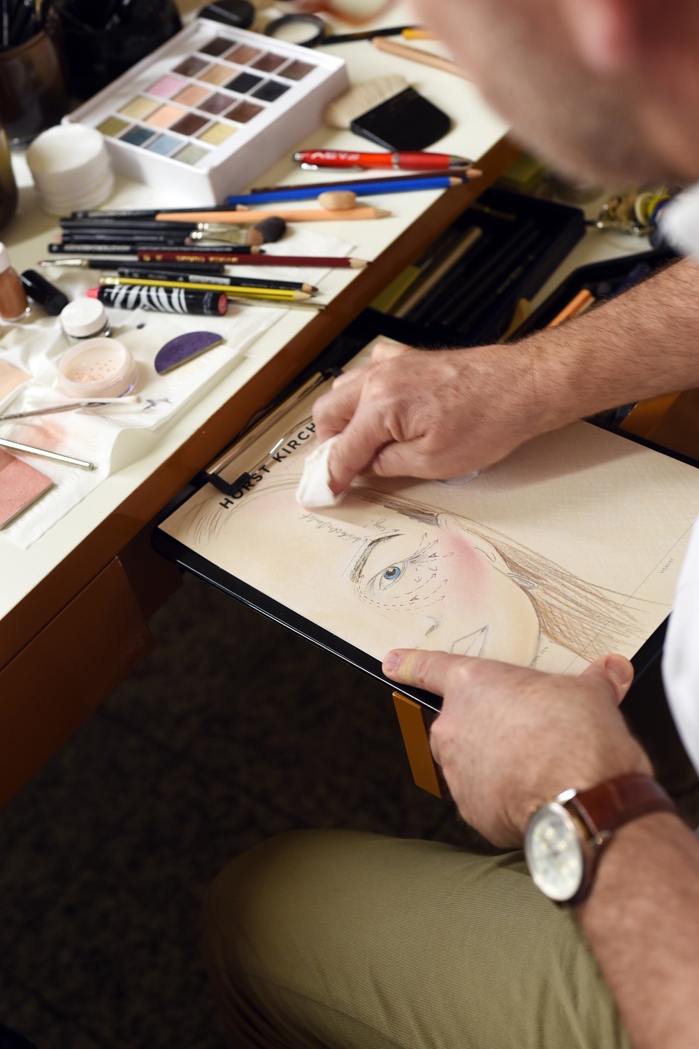 Horst Kirchberger zeichnet individuelle Make-up Tipps auf
