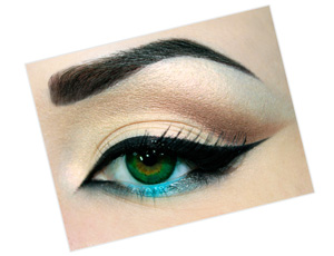 Ein geschminktes Auge mit aquafarbenen Lidstrich