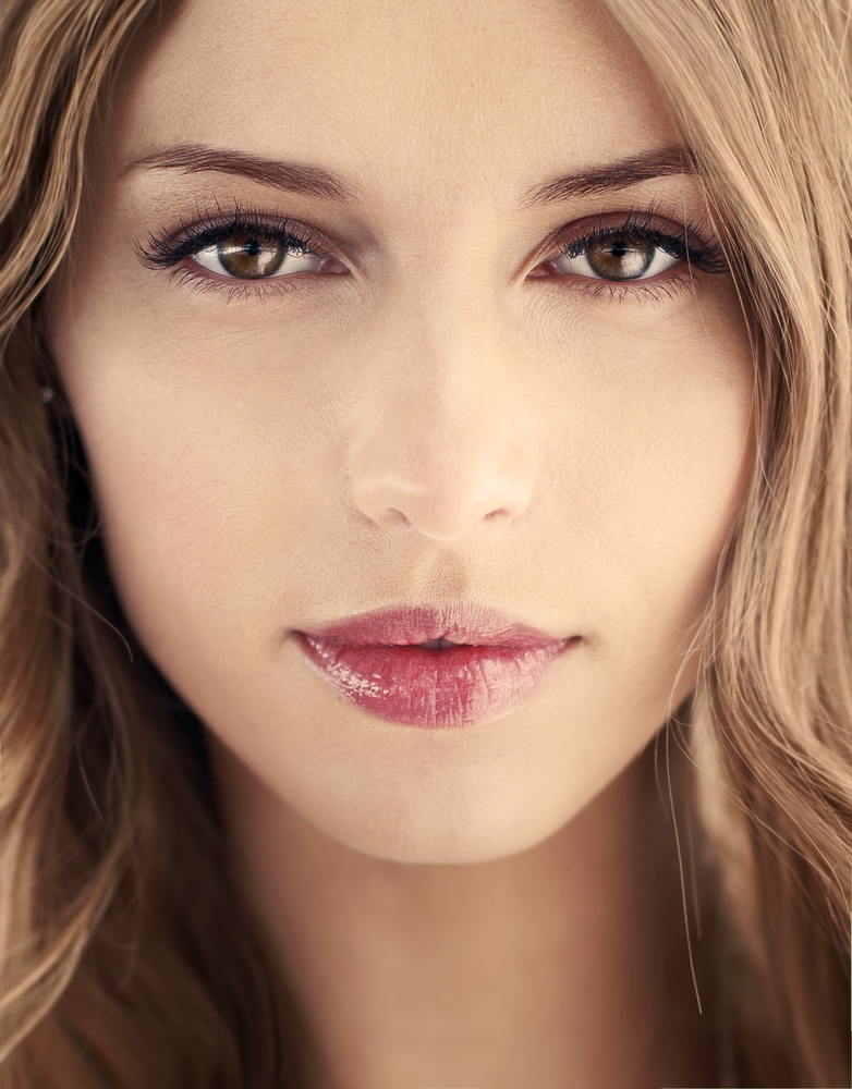 Nahaufnahme von Frau mit Tagesmake-up, Portrait