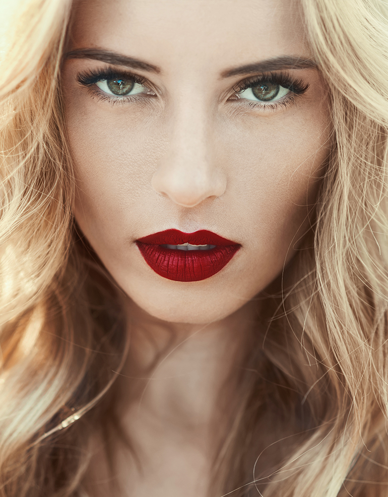 Portrait von Frau mit rot geschminkten Lippen