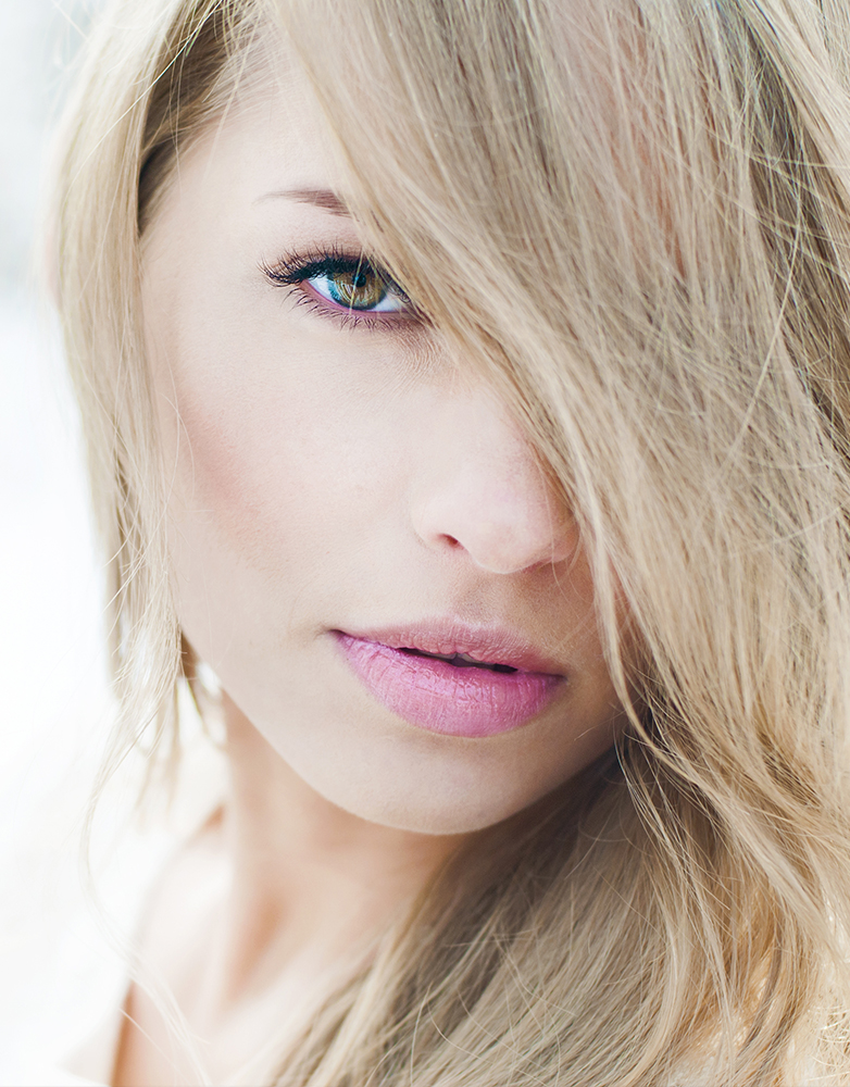 Nahaufnahme von Frau mit dezentem Tagesmake-up