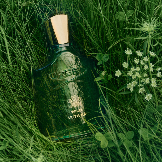 Flakon von Wild Vetiver im Gras