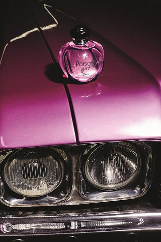 Poison Girl: Dior Flakon auf einer Motorhaube