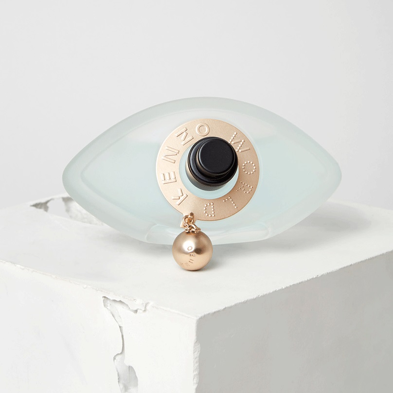 Kenzo World Flacon liegt auf einer Treppenstufte