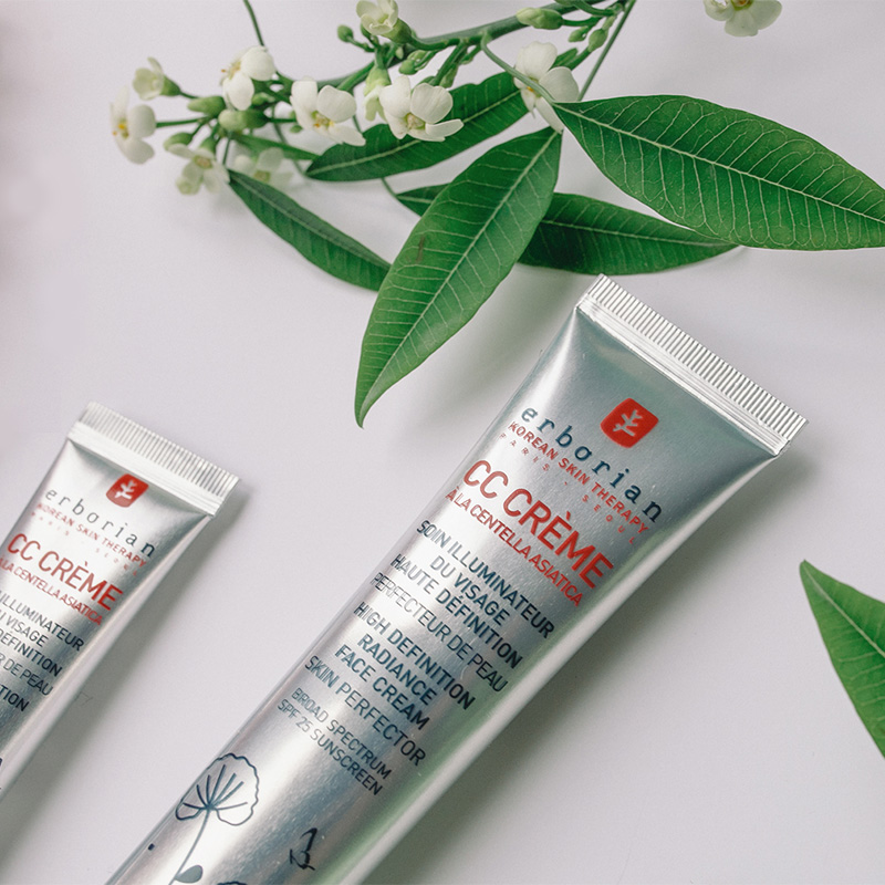 Cremetube und Blüten