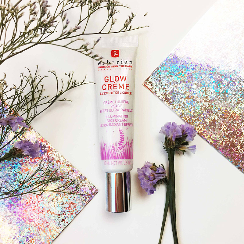 Cremtube vor bunter Dekoration