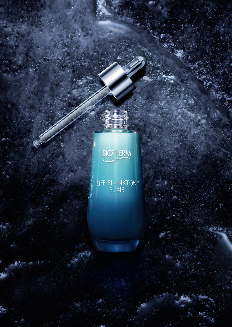 Serumflasche vor Felsen