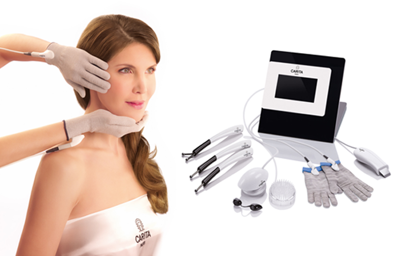 Frau wird mit bekommt Pflegebehandlung mit Carita CINETIC LIFT EXPERT