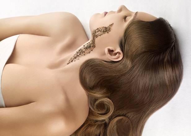 Frau mit Heilerde auf Wange und Hals